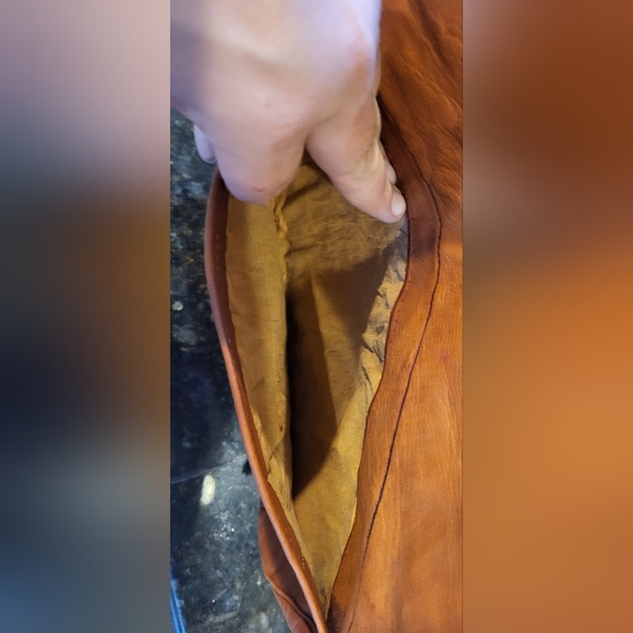 Vintage Tooled/Embossed Tan Leather Purse - Picture 13 of 13